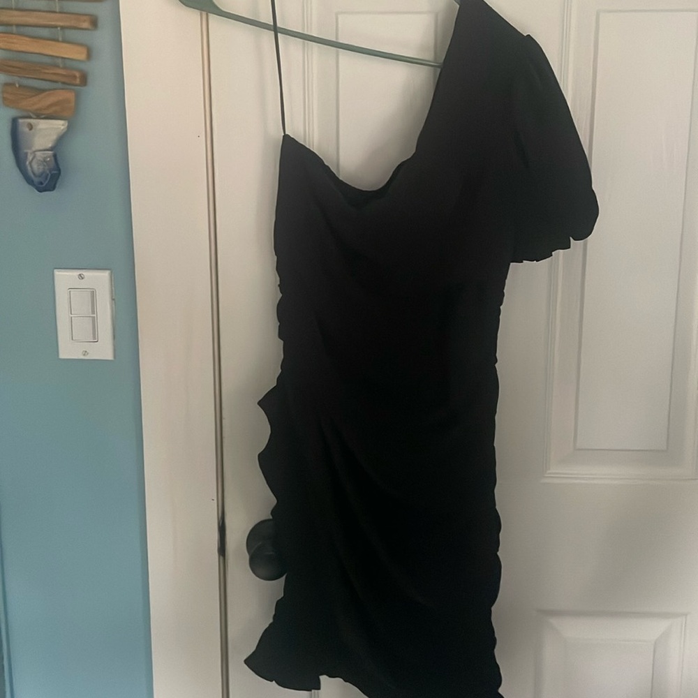 Hello Molly, women’s size medium dress off the shoulder. One side